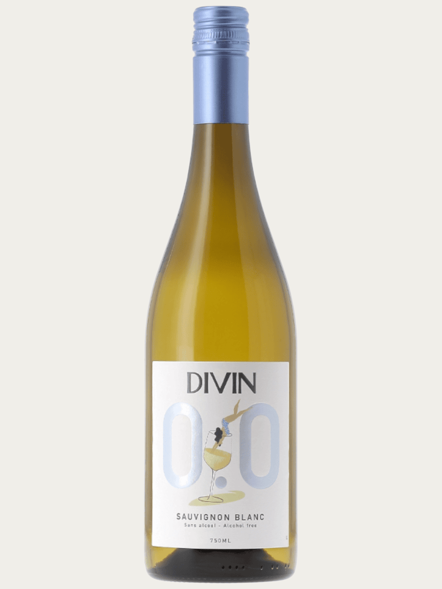 Butelka wytrawnego białego wina bezalkoholowego Divin Sauvignon Blanc z charakterystyczną etykietą z dużym napisem 0.0.