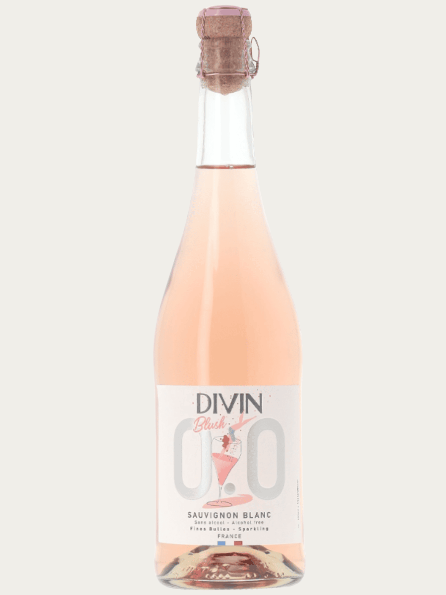 Bezalkoholowe wino musujące różowe Divin Blush Sauvignon Blanc w przezroczystej szklanej butelce.
