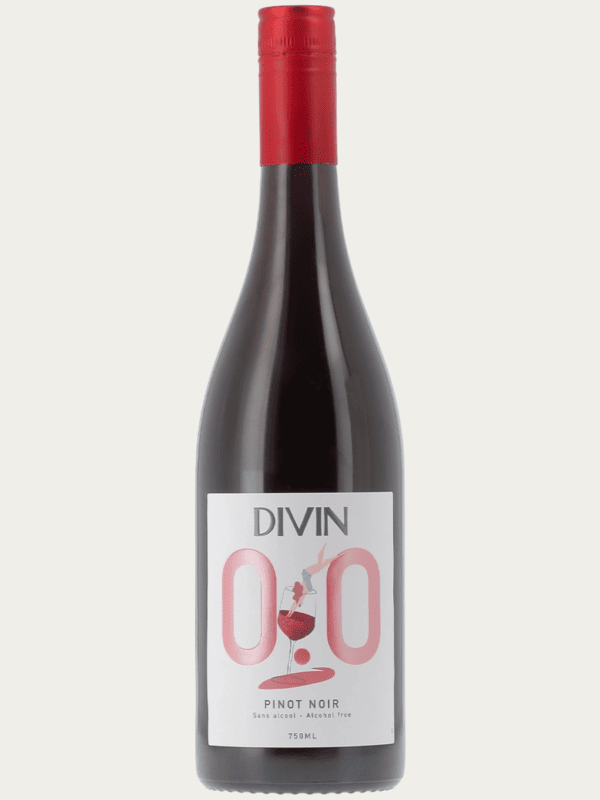 Czerwone wino bezalkoholowe Divin Pinot Noir w szklanej butelce z charakterystyczną jasnoróżową etykietą.