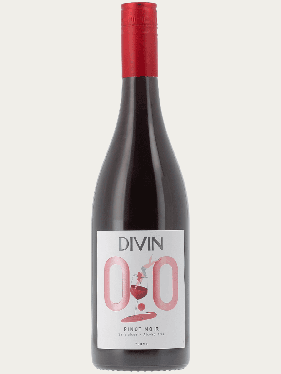 Czerwone wino bezalkoholowe Divin Pinot Noir w szklanej butelce z charakterystyczną jasnoróżową etykietą.