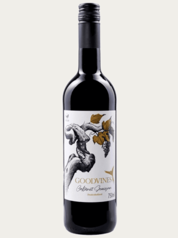 Czerwone wino bezalkoholowe Goodvines Cabernet Sauvignon w ciemnej szklanej butelce z białą artystyczną etykietą.