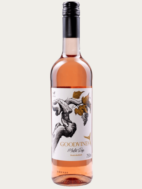Butelka bezalkoholowego wina różowego Goodvines Merlot Rosé o pojemności 750ml na jednolitym jasnym tle. Etykieta zawiera złotą winorośl