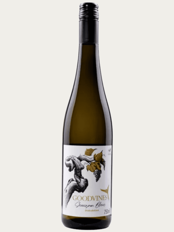 Bezalkoholowe wino białe Goodvines Sauvignon Blanc w oliwkowej butelce z jasną etykietą obok złotego medalu.