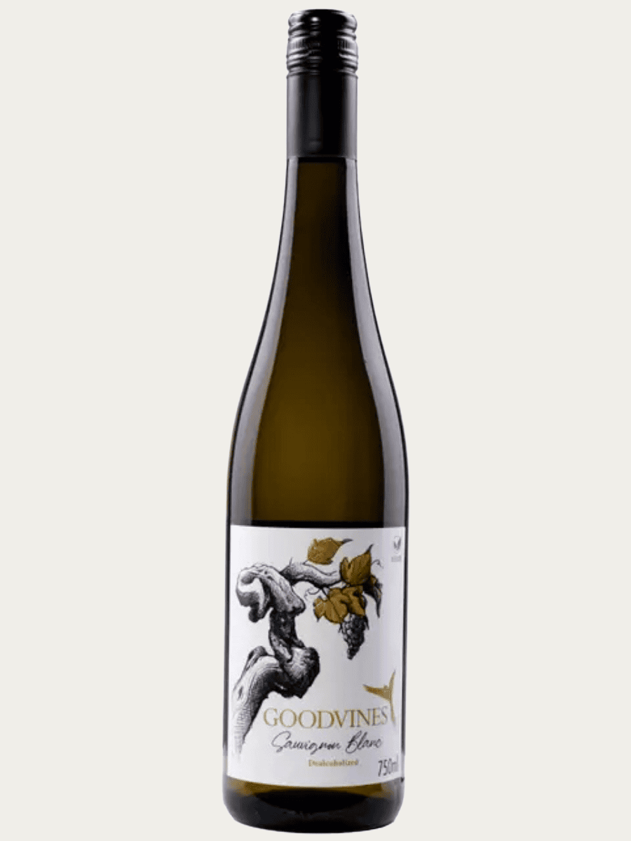 Bezalkoholowe wino białe Goodvines Sauvignon Blanc w oliwkowej butelce z jasną etykietą obok złotego medalu.