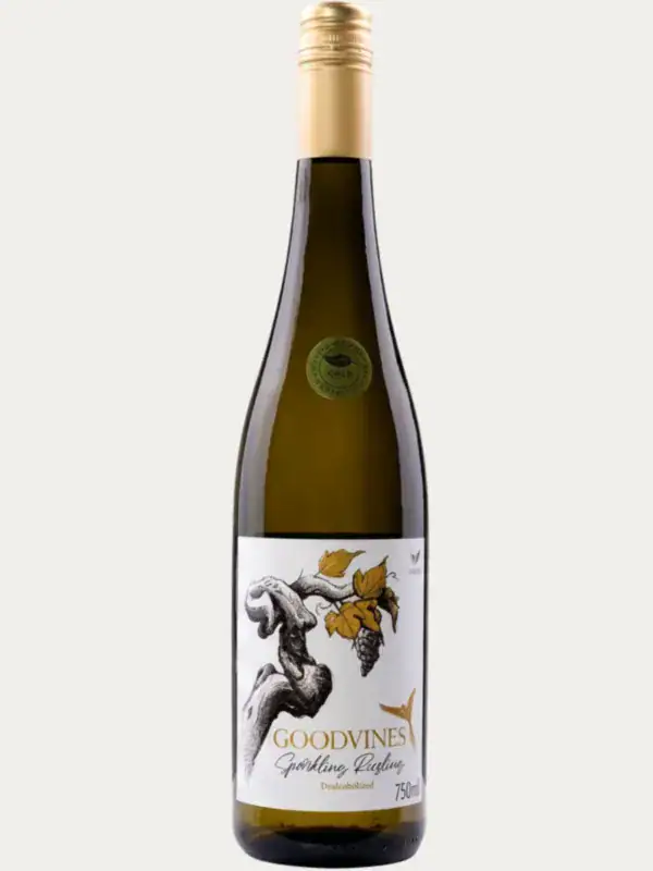 Bezalkoholowe wino musujące Goodvines Sparkling Riesling w szklanej butelce zaprezentowane obok złotego i srebrnego medalu