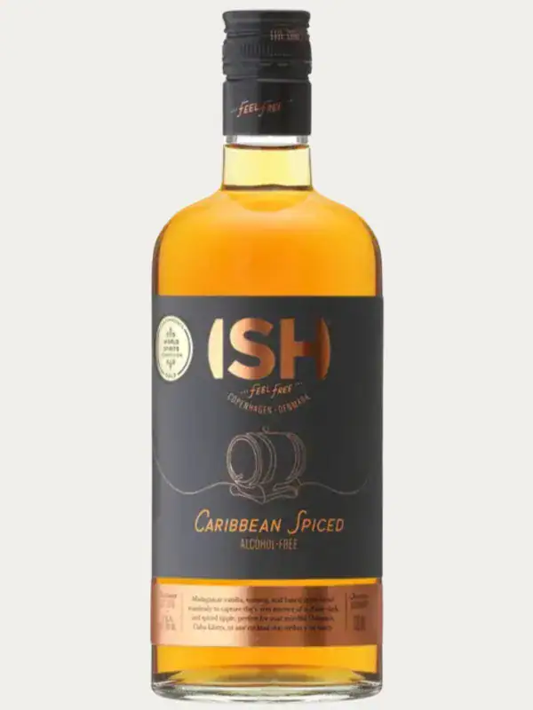 Bezalkoholowa alternatywa dla rumu ISH Caribbean Spiced w szklanej butelce na jasnym tle.