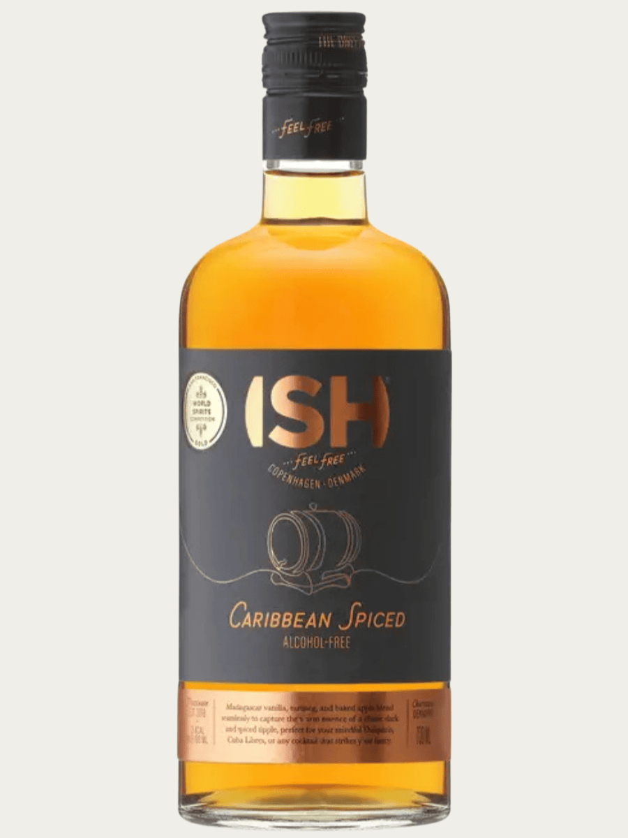 Bezalkoholowa alternatywa dla rumu ISH Caribbean Spiced w szklanej butelce na jasnym tle.
