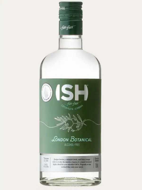 Butelka bezalkoholowego ginu ISH London Botanical na czystym, białym tle. Elegancka szklana butelka z ciemnozieloną etykietą i minimalistyczną grafiką gałązki jałowca.