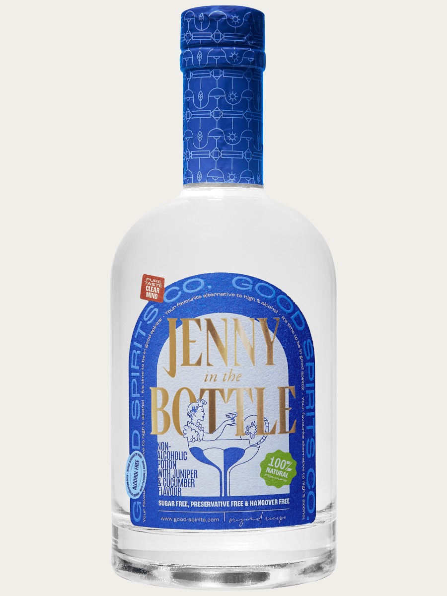 Bezalkoholowy napój botaniczny Jenny in the Bottle o smaku jałowca i ogórka w przezroczystej szklanej butelce.