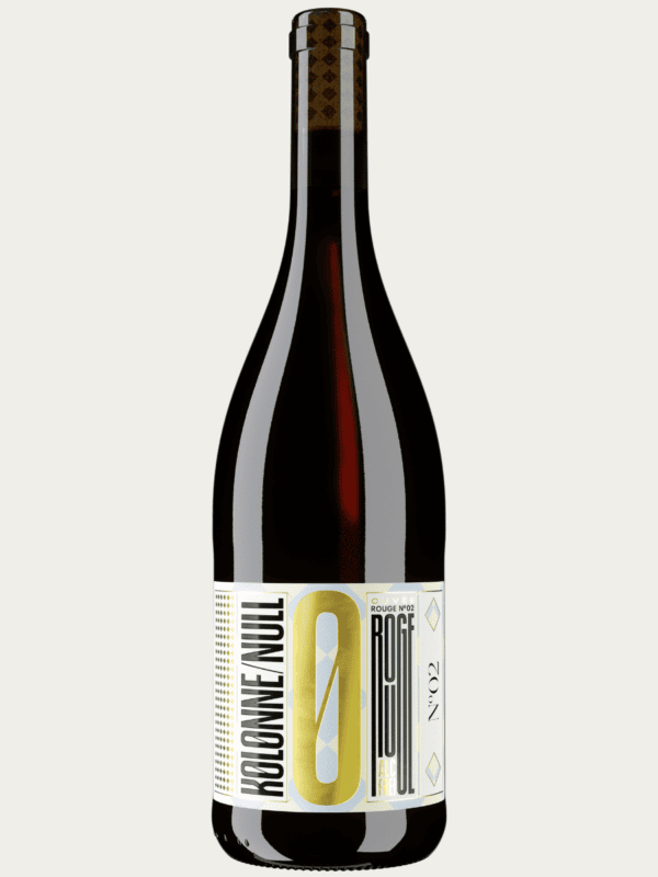Butelka czerwonego wina bezalkoholowego Kolonne Null Cuvée Rouge No. 02 na białym tle