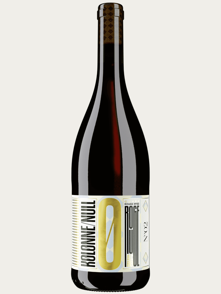 Butelka czerwonego wina bezalkoholowego Kolonne Null Cuvée Rouge No. 02 na białym tle