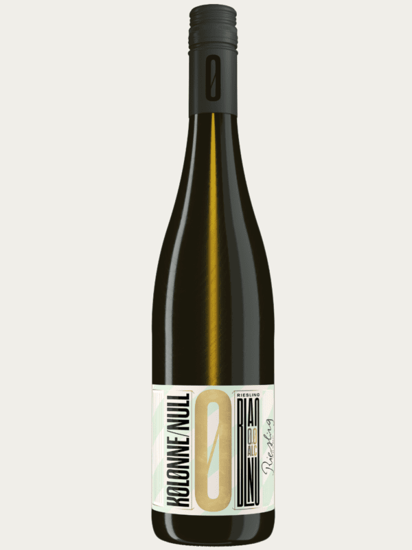 Butelka wytrawnego białego wina bezalkoholowego Kolonne Null Riesling na białym tle