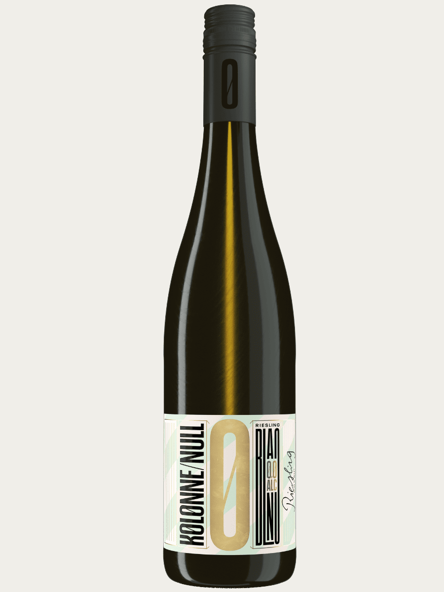 Butelka wytrawnego białego wina bezalkoholowego Kolonne Null Riesling na białym tle