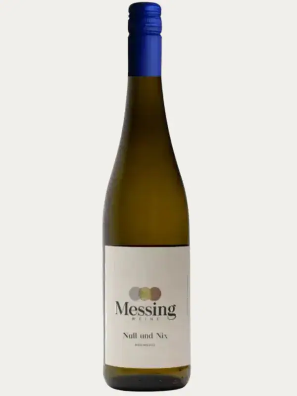 Bezalkoholowe wino białe Messing Weine Null und Nix Riesling w smukłej butelce z jasną etykietą.