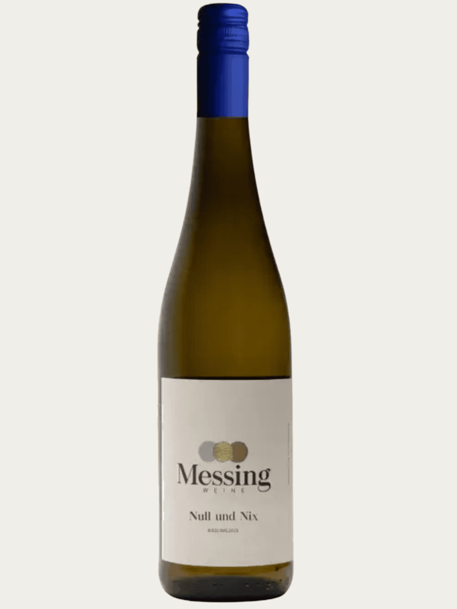 Bezalkoholowe wino białe Messing Weine Null und Nix Riesling w smukłej butelce z jasną etykietą.