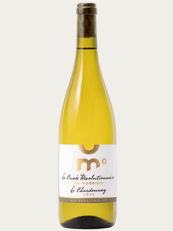 Bezalkoholowe wino białe Moderato Le Chardonnay w eleganckiej oliwkowej butelce z białą etykietą ze złotymi zdobieniami.