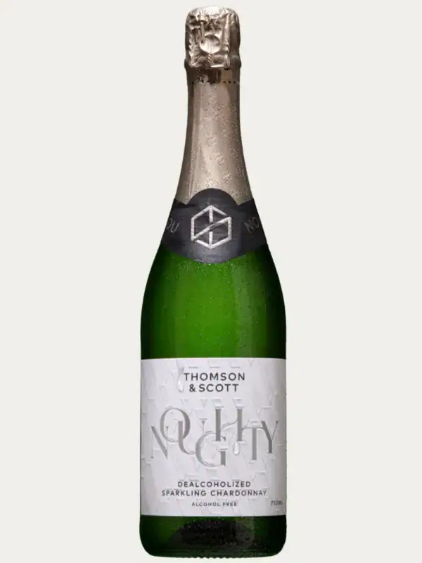 Butelka bezalkoholowego ekologicznego wina musującego Thomson & Scott Noughty Organic Sparkling Chardonnay na białym tle.