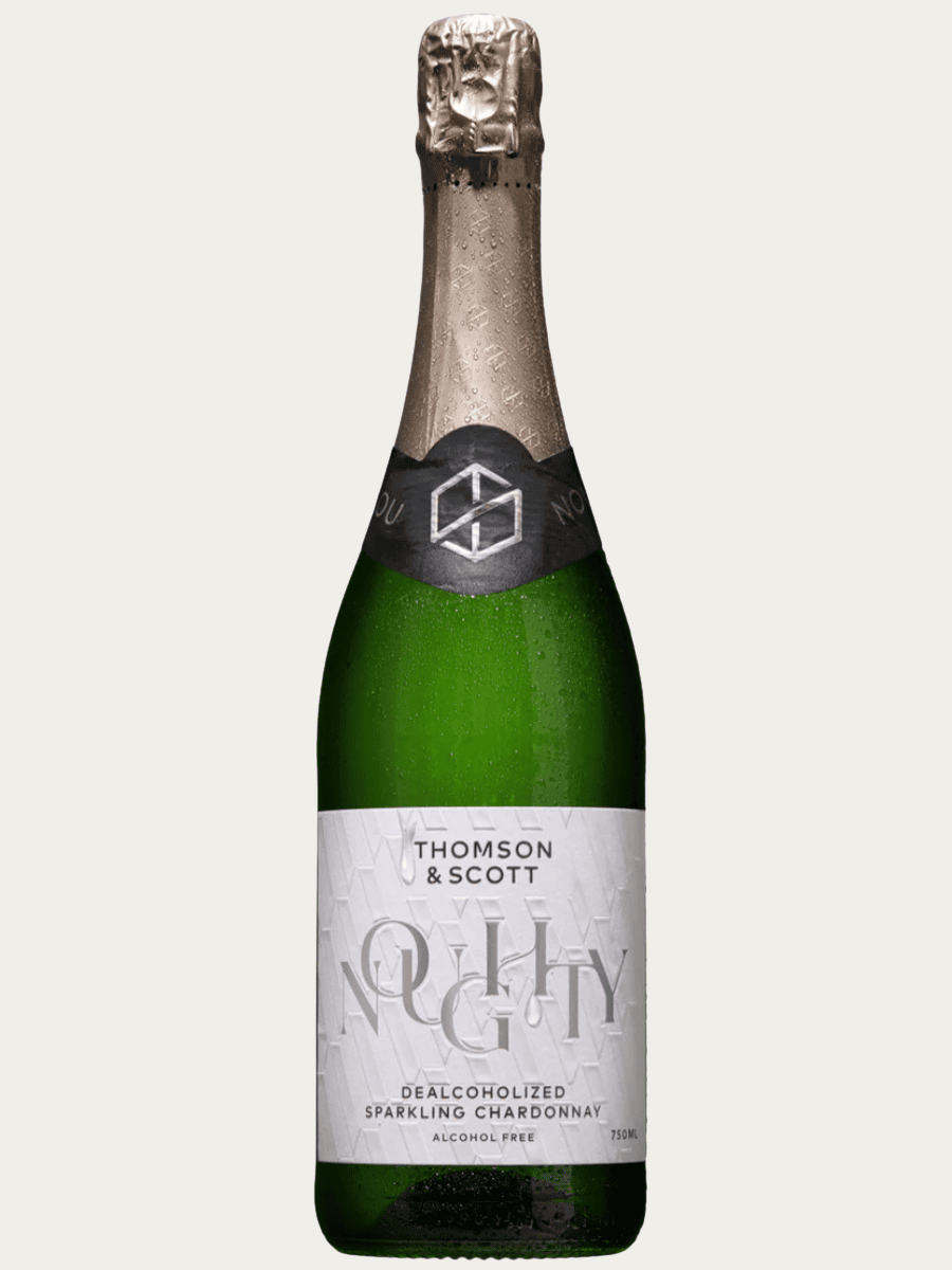 Butelka bezalkoholowego ekologicznego wina musującego Thomson & Scott Noughty Organic Sparkling Chardonnay na białym tle.
