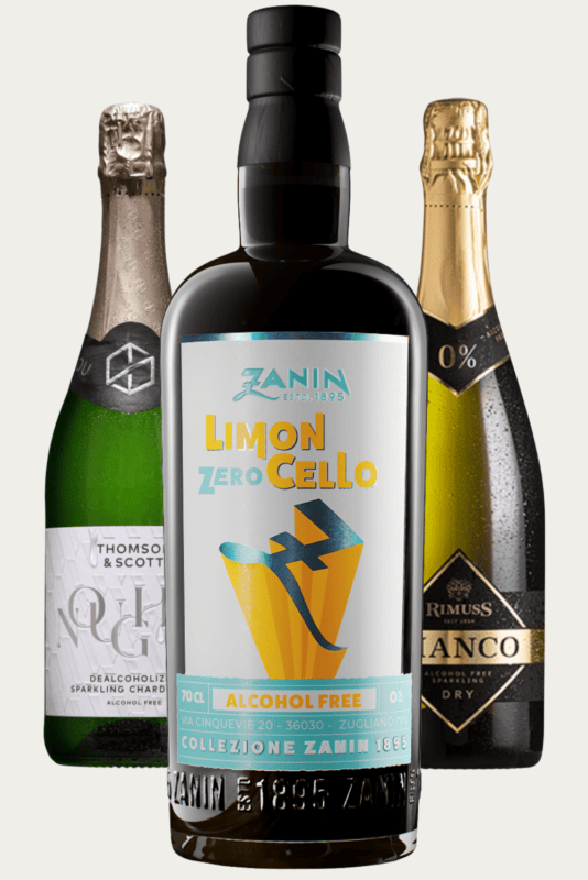 Zestaw składników do przygotowania bezalkoholowego koktajlu Limoncello Spritz Zero, zawierający bezalkoholowy aperitif i dwa bezalkoholowe wina musujące, ustawione na jasnym tle