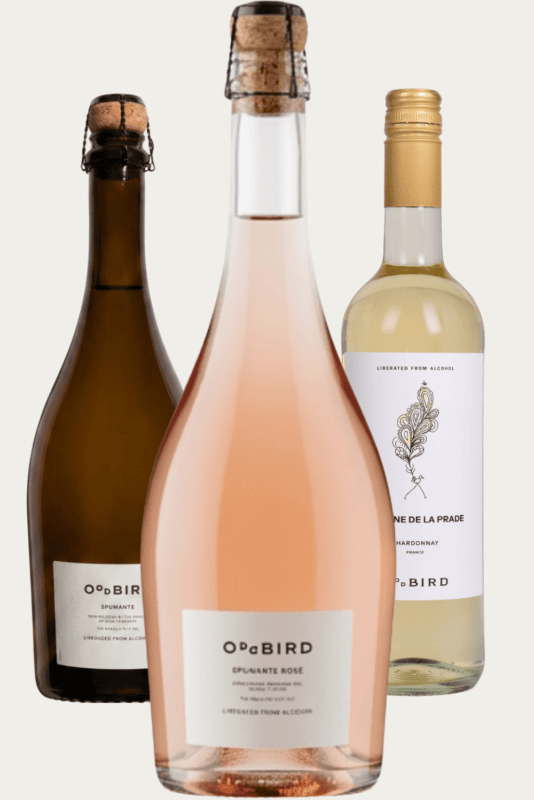 Zestaw trzech bezalkoholowych win Oddbird obejmujący musujące wino różowe, musujące wino białe oraz ekologiczne Chardonnay.